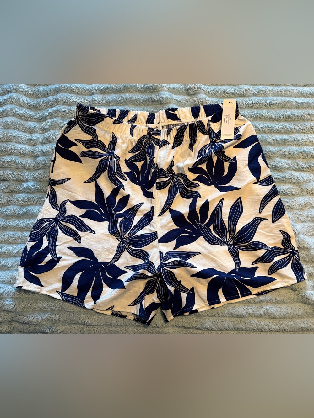 NWT Loveappella Ivory & Navy Tropical Print Pull-On Shorts 18W Linen Blend